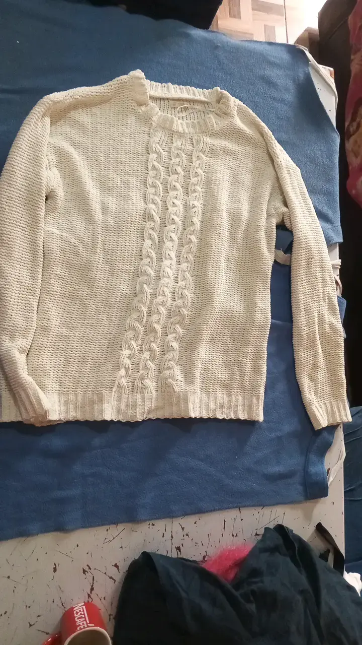 Suéter de lana beige con diseño trenzado - 1