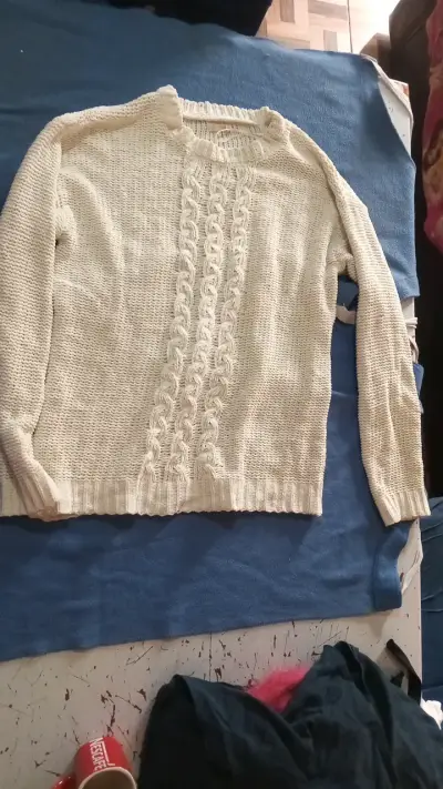 Suéter de lana beige con diseño trenzado - miniatura 1