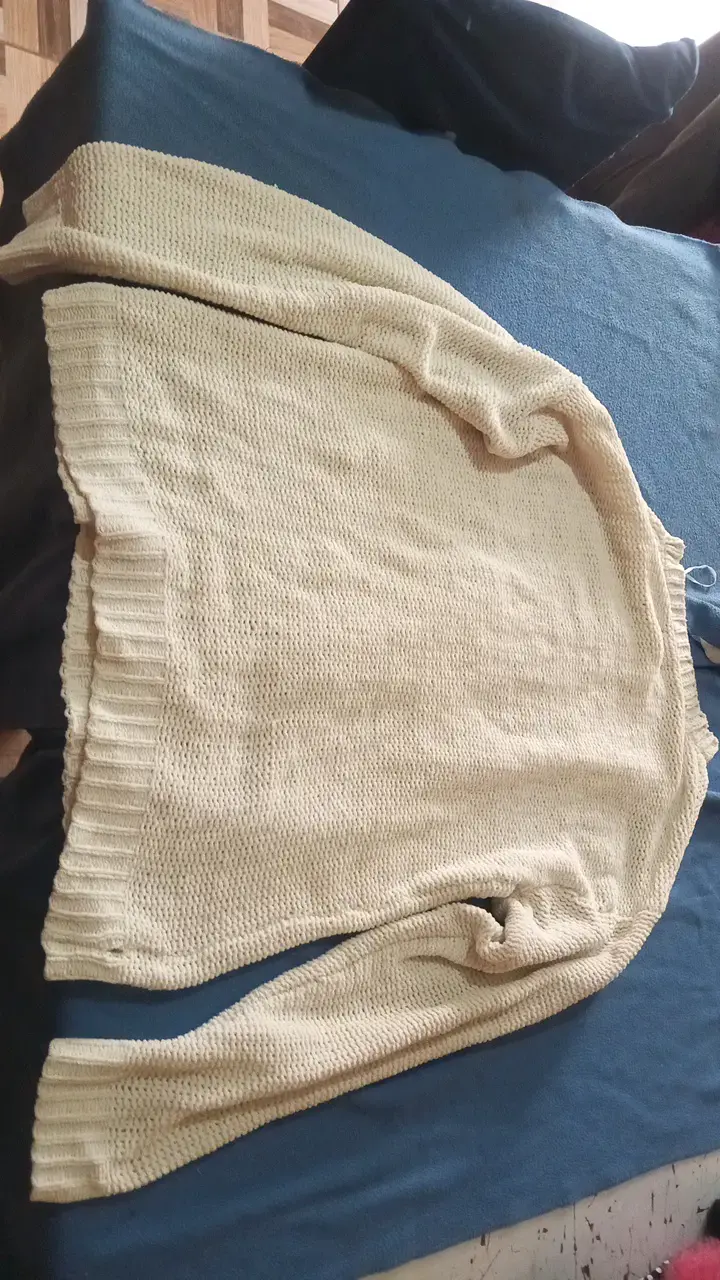 Suéter de lana beige con diseño trenzado - 2
