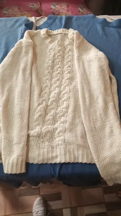 Suéter de lana beige con diseño trenzado - miniatura 3