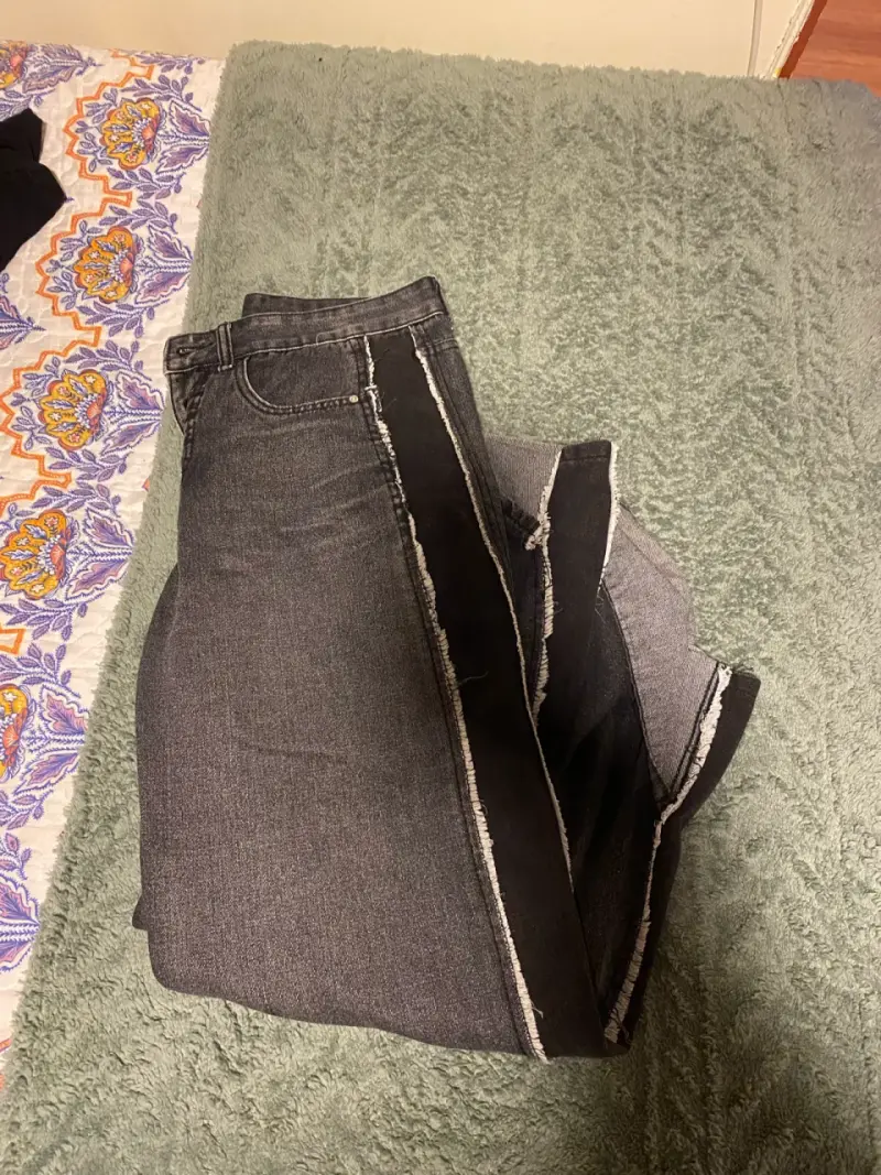 Jeans anchos de mezclilla con botones metálicos - 1