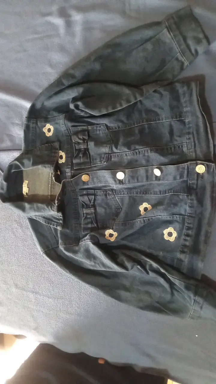 Chaqueta de mezclilla con detalles bordados