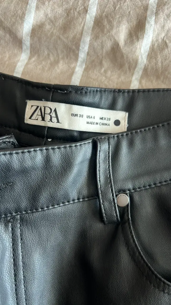 Pantalones de cuero sintético negros Zara - 3