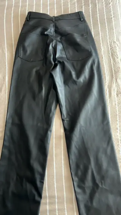 Pantalones de cuero sintético negros Zara - miniatura 4