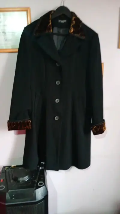 Abrigo negro con detalles de terciopelo Leomarina - miniatura 1
