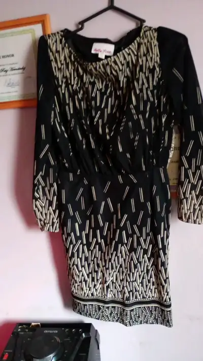 Vestido negro con estampado Sally Petite - miniatura 1