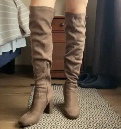 Botas largas de gamuza marrón con tacón alto - miniatura 1