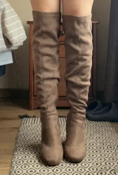 Botas largas de gamuza marrón con tacón alto - miniatura 2