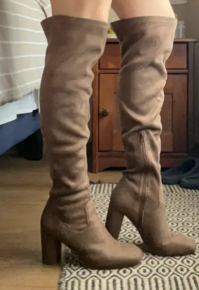 Botas largas de gamuza marrón con tacón alto - miniatura 3