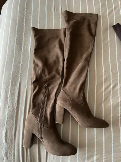 Botas largas de gamuza marrón con tacón alto - miniatura 4