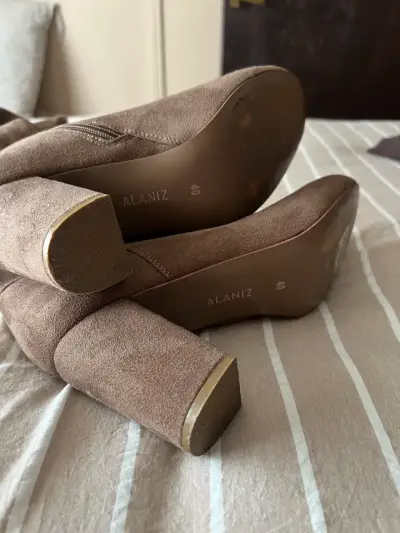 Botas largas de gamuza marrón con tacón alto - miniatura 5