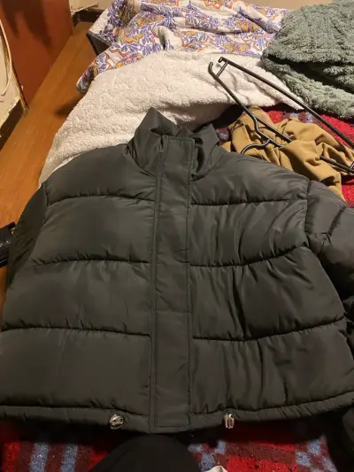 Chaqueta acolchada negra para invierno - miniatura 2