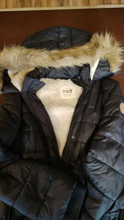 Abrigo de invierno con capucha de piel sintética - miniatura 2