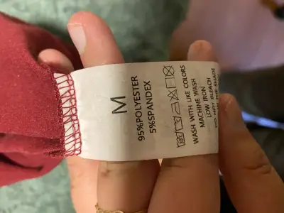 Camiseta roja de manga larga Shein Basics - miniatura 2
