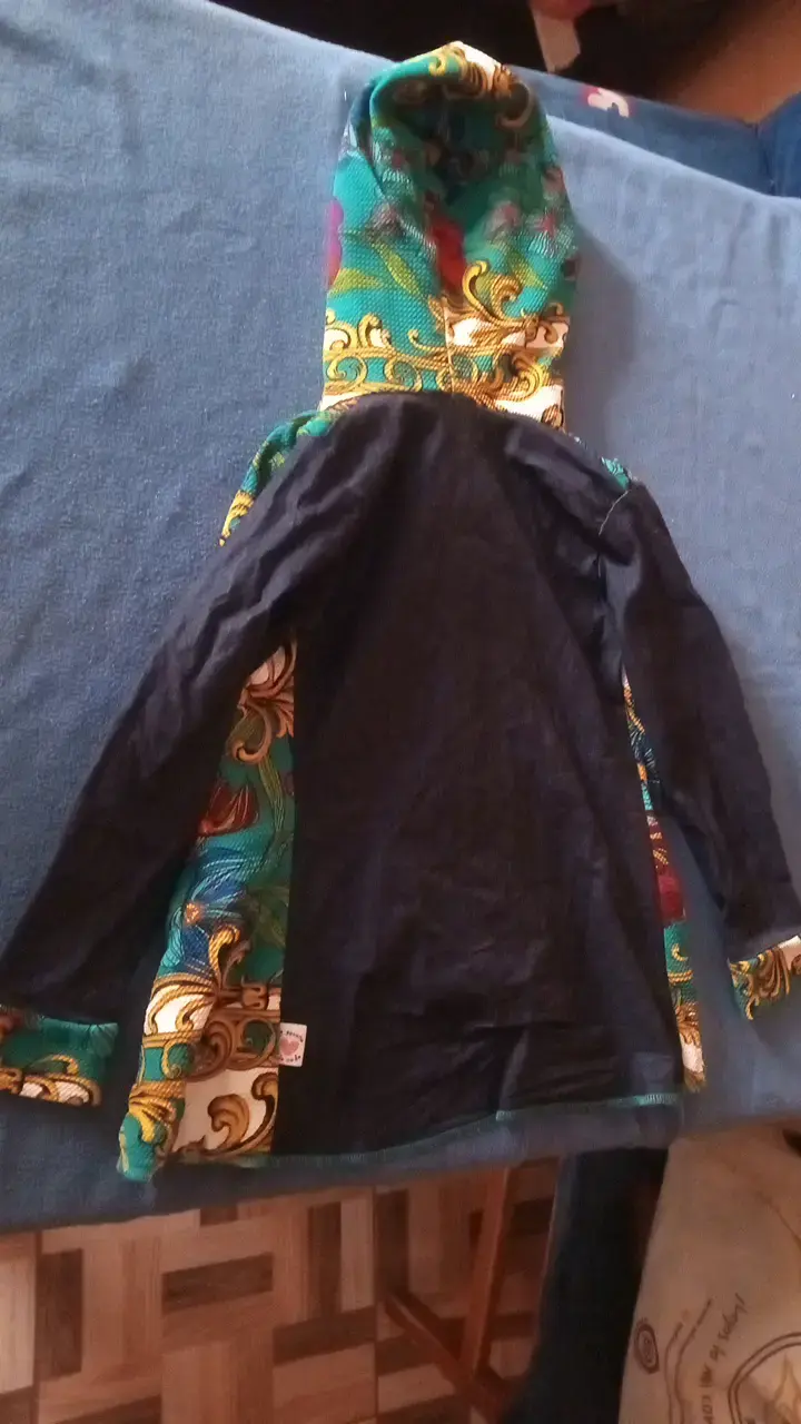 Chaqueta con capucha estampada colorida - 3