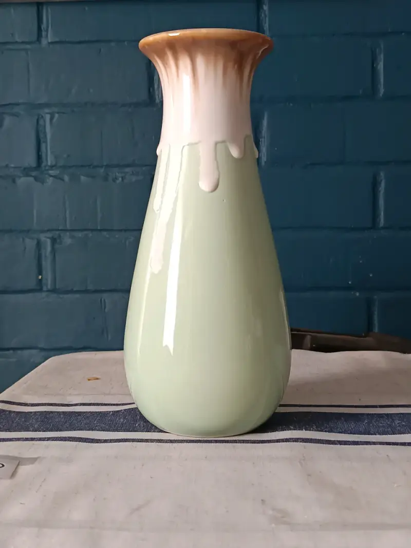Florero de cerámica con diseño degradado