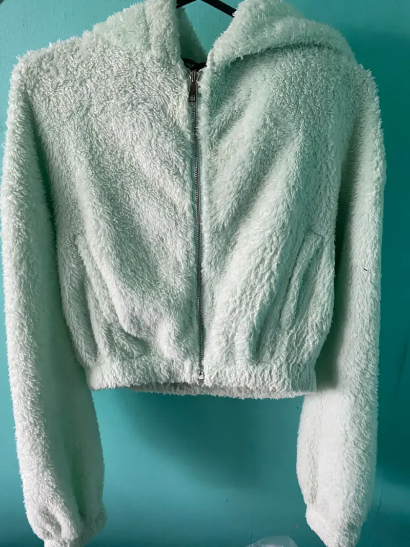 Poleron peludo con capucha verde menta