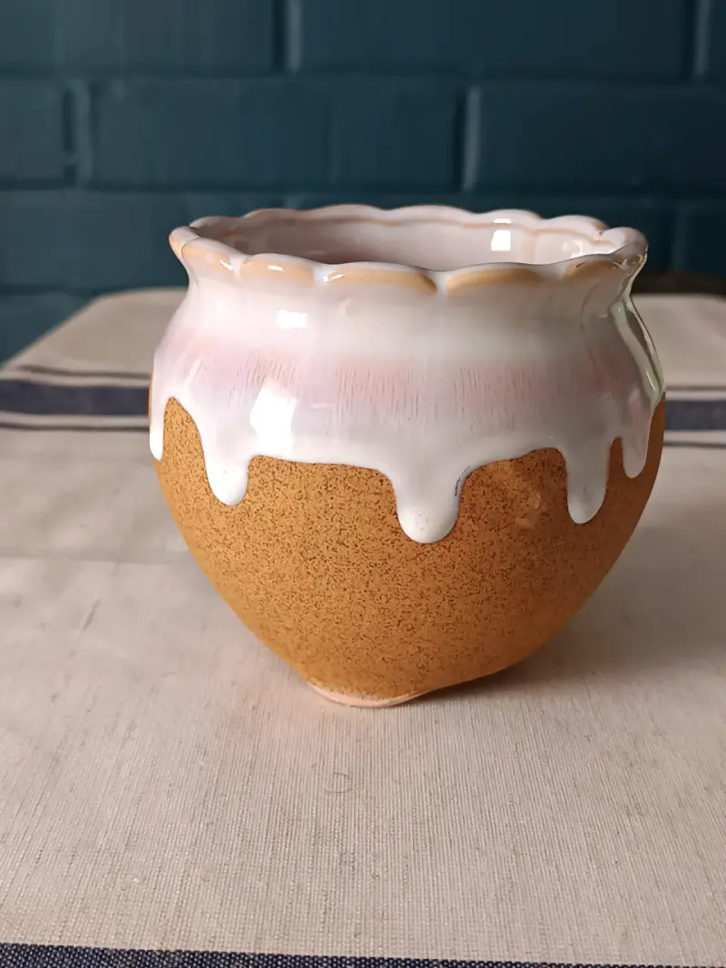 Macetero de cerámica con diseño esmaltado