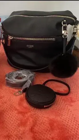 Bolso negro Guess con herrajes  plateados - miniatura 2