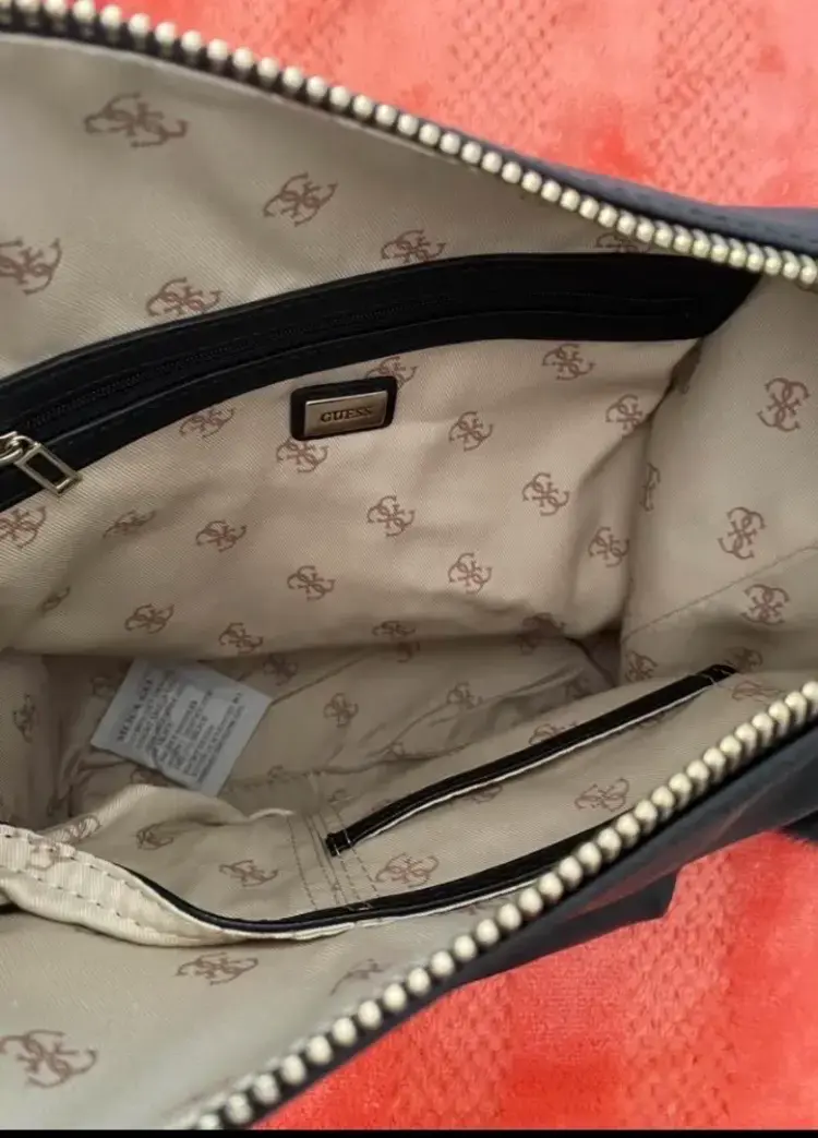 Bolso negro Guess con herrajes  plateados - 3