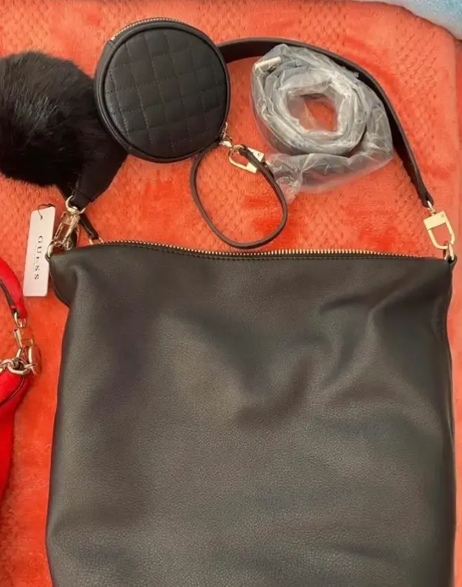 Bolso negro Guess con herrajes  plateados - 4