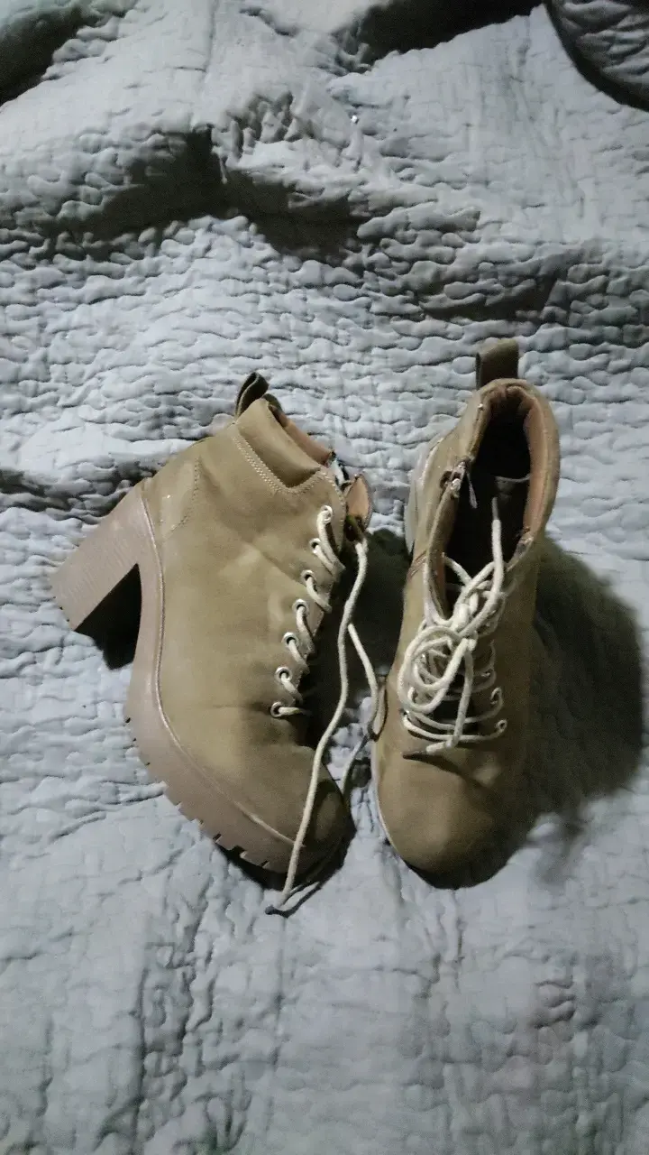 Zapatos tipo bota, color café de tacón plataforma