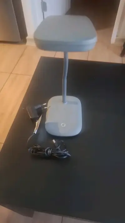 Lámpara de escritorio LED con cargador USB - miniatura 1