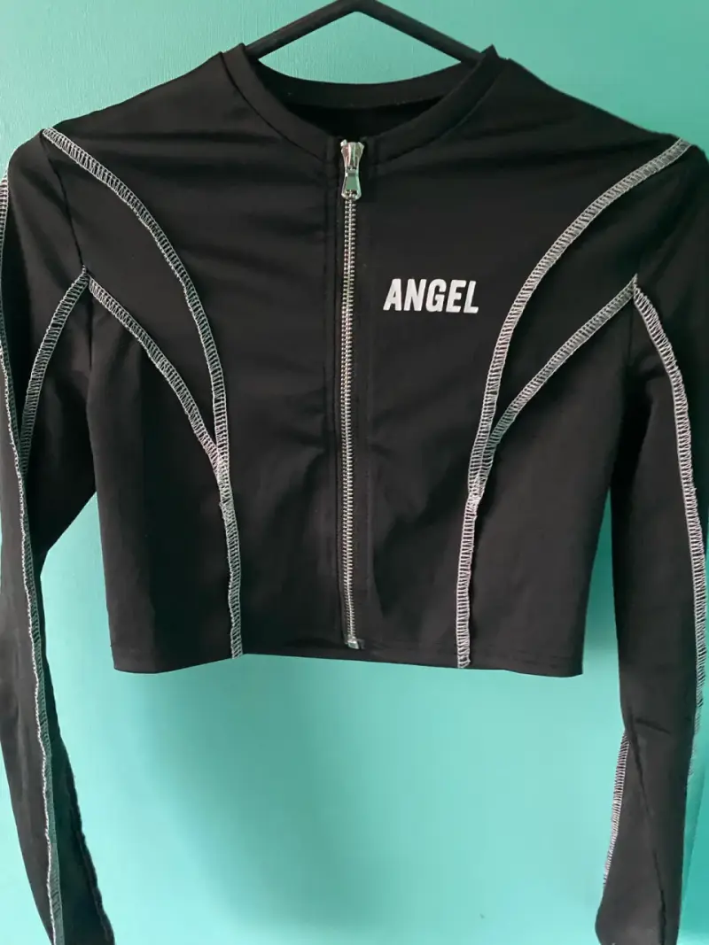 Top corto negro con diseño moderno