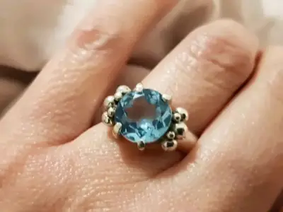 Anillo de plata con un topacio celeste - miniatura 1