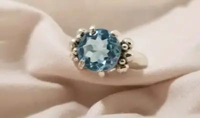 Anillo de plata con un topacio celeste - miniatura 2