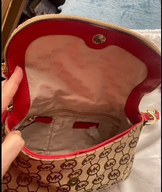 Cartera Michael Kors con correa roja y logo MK - 2