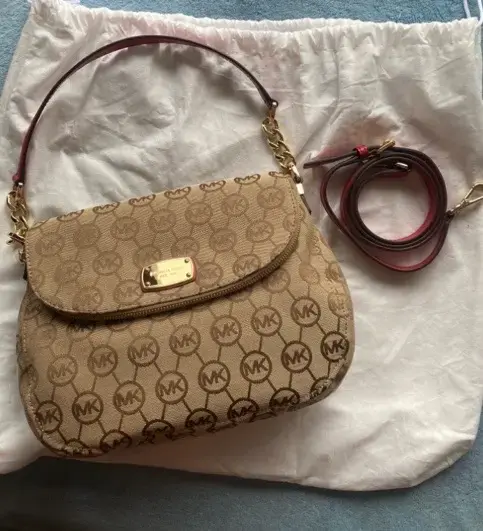 Cartera Michael Kors con correa roja y logo MK - 3