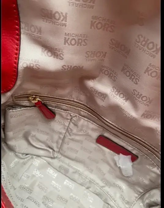 Cartera Michael Kors con correa roja y logo MK - 5