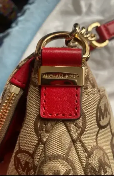 Cartera Michael Kors con correa roja y logo MK - miniatura 6