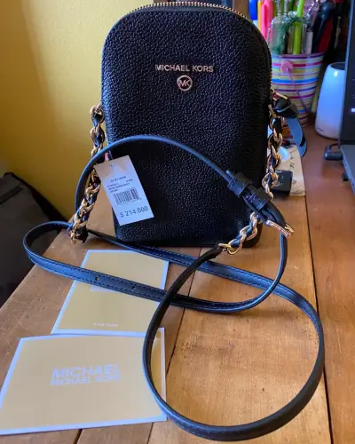 Cartera Michael Kors Negra con Cadena Dorada - miniatura 1