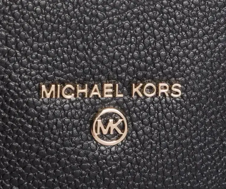 Cartera Michael Kors Negra con Cadena Dorada - 2