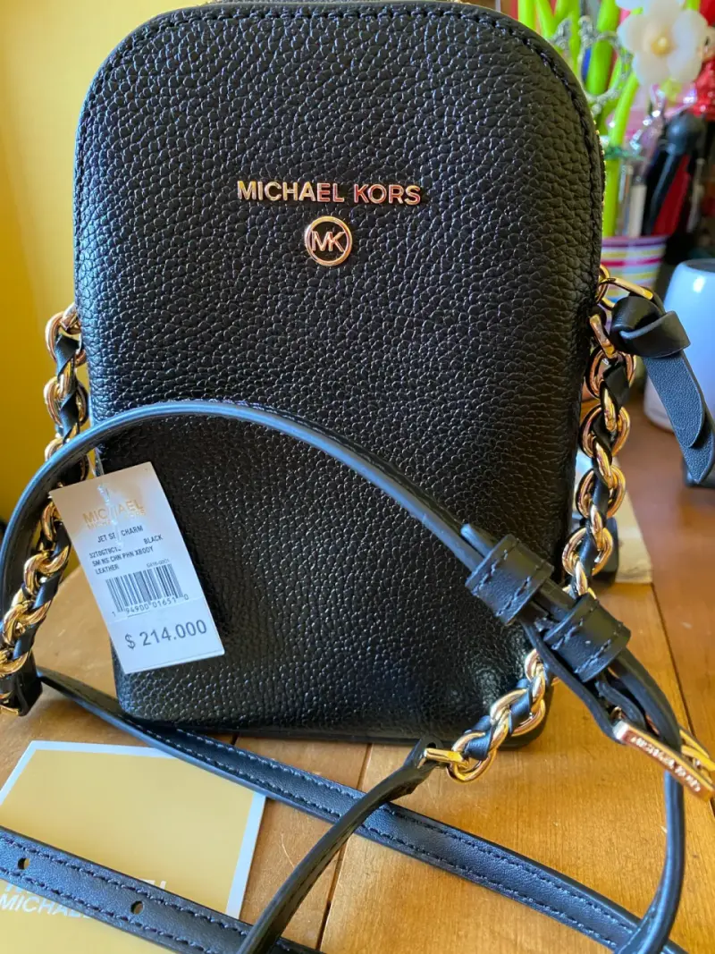 Cartera Michael Kors Negra con Cadena Dorada - 3