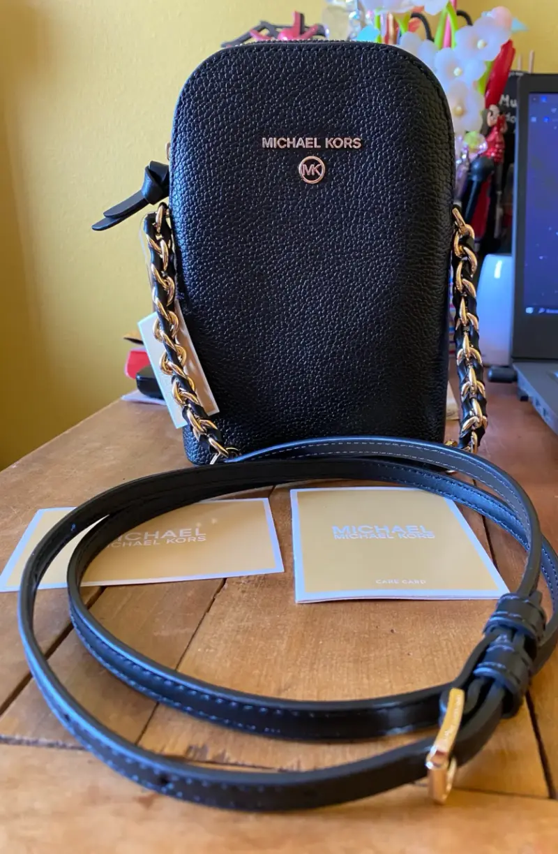 Cartera Michael Kors Negra con Cadena Dorada - 4