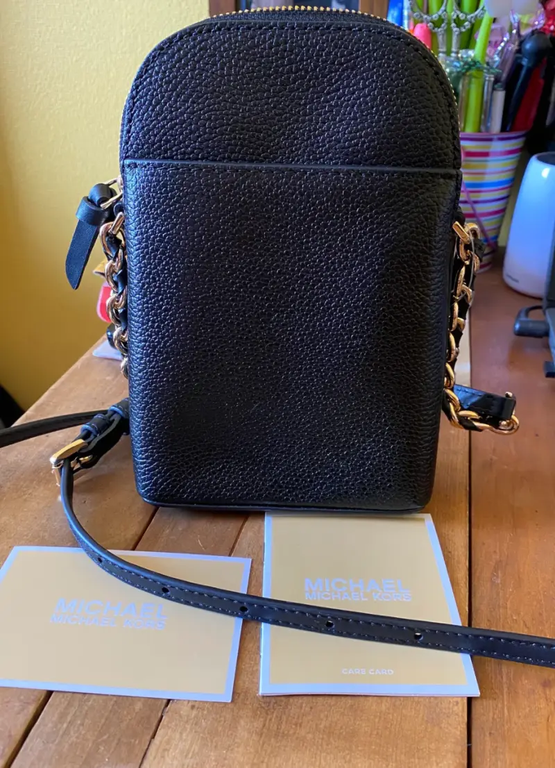 Cartera Michael Kors Negra con Cadena Dorada - 5