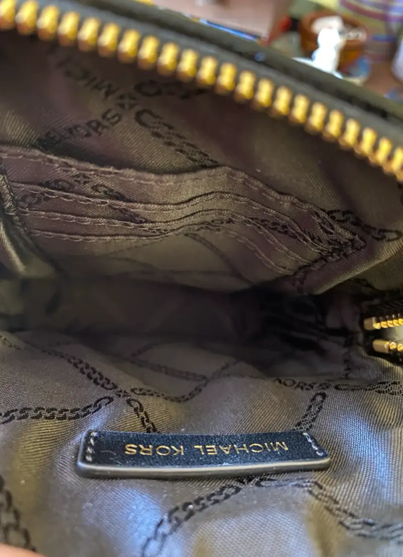 Cartera Michael Kors Negra con Cadena Dorada - 6