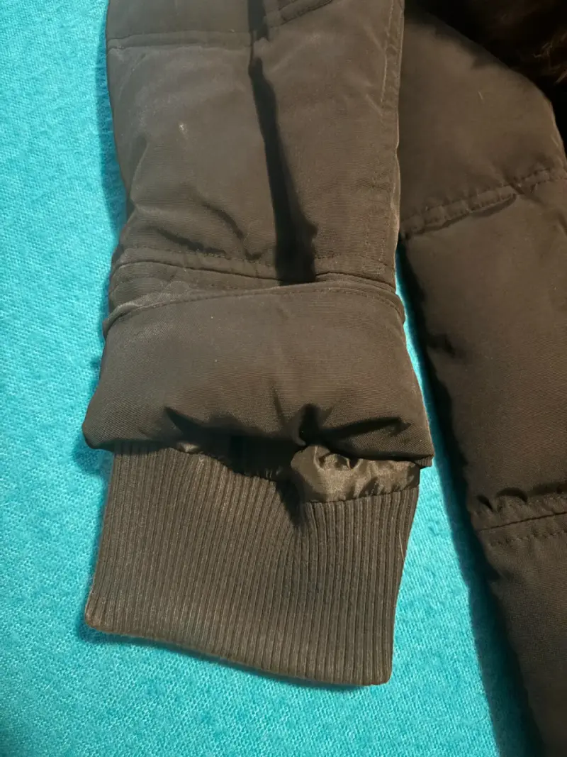 Parka larga negra  con capucha impermeable - 4