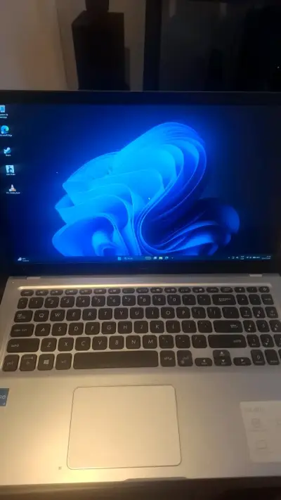 Notebook ASUS con pantalla de 15 pulgadas - miniatura 1