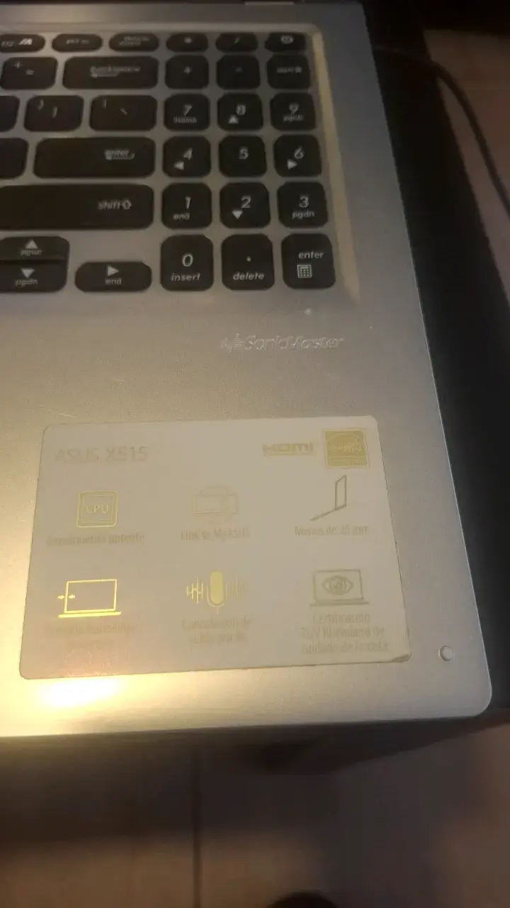 Notebook ASUS con pantalla de 15 pulgadas - 3