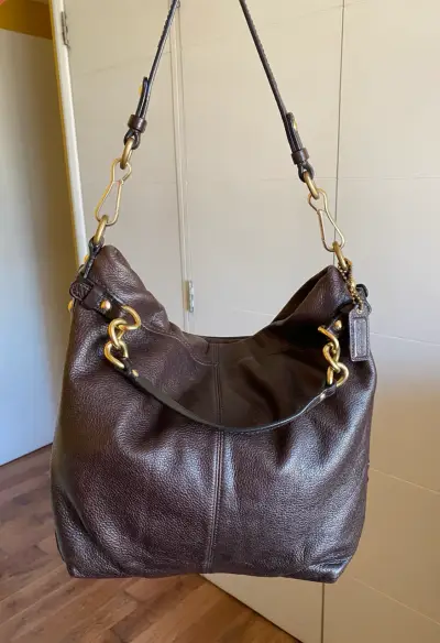 Bolso de cuero marrón Coach con herrajes dorados - miniatura 1