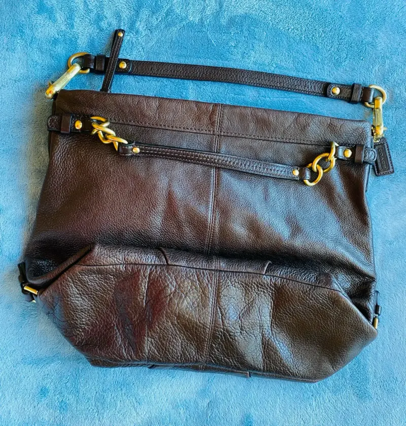 Bolso de cuero marrón Coach con herrajes dorados - 5