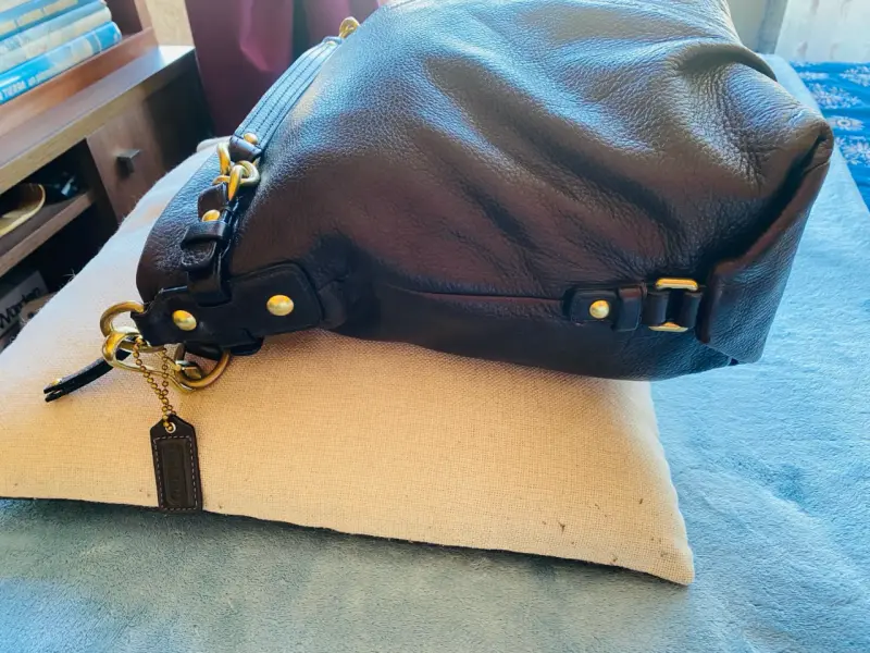 Bolso de cuero marrón Coach con herrajes dorados - 6