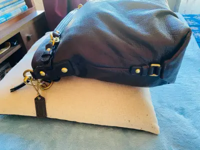 Bolso de cuero marrón Coach con herrajes dorados - miniatura 6