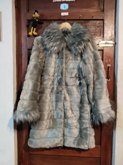 Abrigo de piel sintética gris con cuello de pelo - miniatura 2