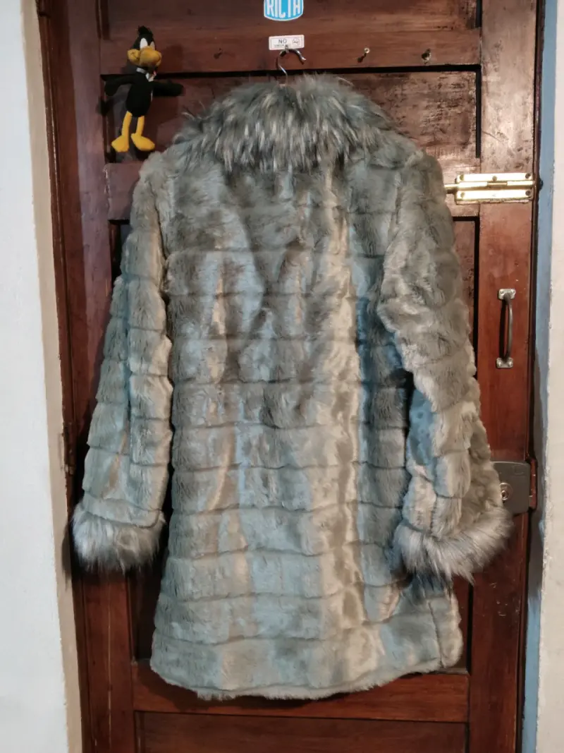 Abrigo de piel sintética gris con cuello de pelo - 3