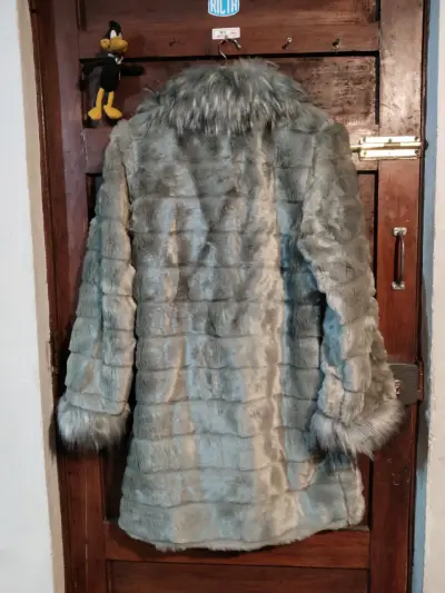 Abrigo de piel sintética gris con cuello de pelo - miniatura 3